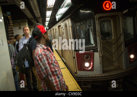 Voyageurs métro attendre qu'un train à New York Grand Central Station. En 2011, l'achalandage du métro de New York en semaine a été de 5,3 millions de dollars. Banque D'Images