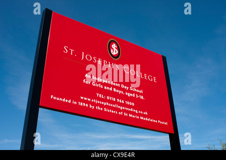 Enseigne à l'extérieur du collège Saint-Joseph, une co-éducation, l'école de jour indépendants dans la lecture. Banque D'Images