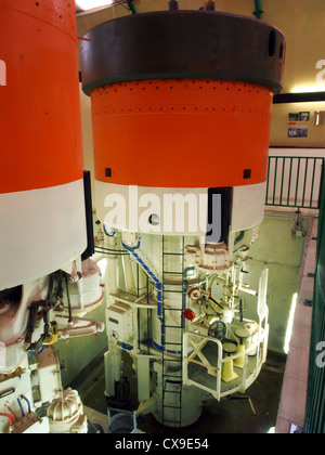 Fort de Fermont, situé en France, dispose d'une tourelle abritant deux canons de 75 mle 1932. Le fort fait partie du système de défense de la ligne Maginot en France et sert aujourd’hui de musée, mettant en valeur son importance militaire historique. Banque D'Images