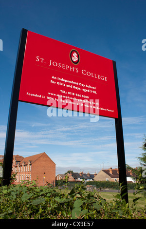 Enseigne à l'extérieur du collège Saint-Joseph, une co-éducation, l'école de jour indépendants dans la lecture. Banque D'Images