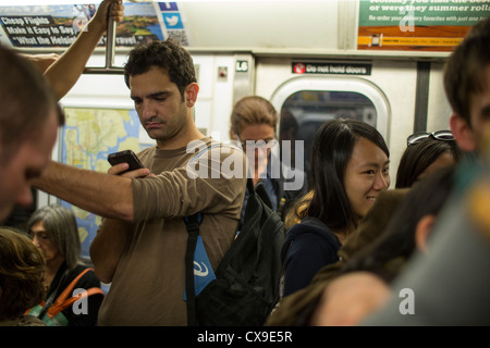 Monter un voyage à destination de Brooklyn New York Metro. En 2011, l'achalandage du métro en semaine sur le métro de New York était de 5,3 millions de dollars. Banque D'Images