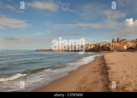 Avec vue sur l'océan de la vieille ville de Cefalù, Sicile, Italie Banque D'Images