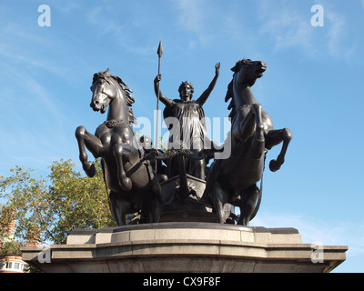 Statue de Boudicca Boadicea Reine des Iceni qui est mort après avoir mené 61 annonce son peuple contre l'envahisseur romain en UK Banque D'Images