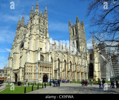 La cathédrale anglicane de Canterbury et touristes en visite au printemps. Banque D'Images