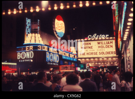 Scène de rue de la ville de New York 1959 1950 film couleur kodachrome Astor Theatre Marquee cavaliers Times square NYC néon nuit Banque D'Images