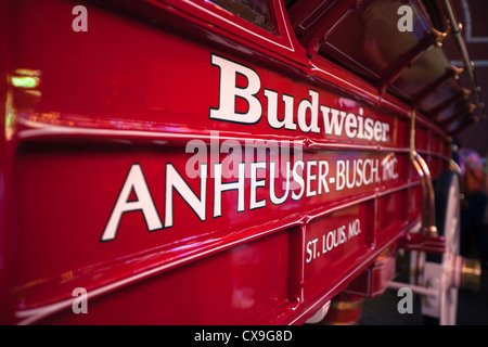 Un chariot rouge à la brasserie Anheuser Busch à Saint Louis, MO. Banque D'Images