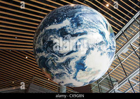 Globe terrestre géant dans l'atrium du Vancouver Convention Centre, Vancouver, Canada Banque D'Images