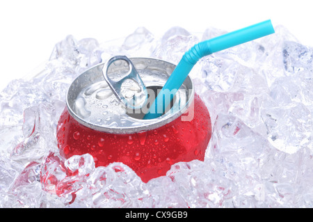 Seul soda dans les glaces avec paille fond blanc copy space Banque D'Images