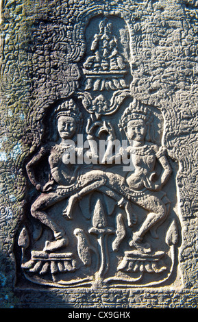 Dancing figures humaines bas-relief à l'intérieur du temple Bayon, Angkor Thom, Siem Reap, Cambodge Banque D'Images