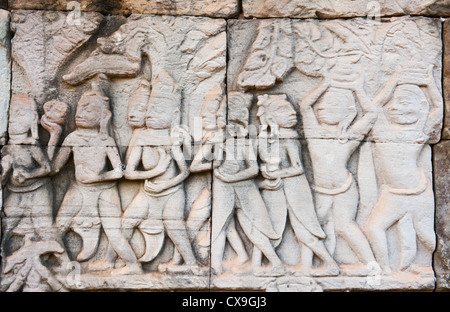 La vie de tous les jours dans un bas-relief à l'intérieur du temple Bayon, Angkor Thom, Siem Reap, Cambodge Banque D'Images