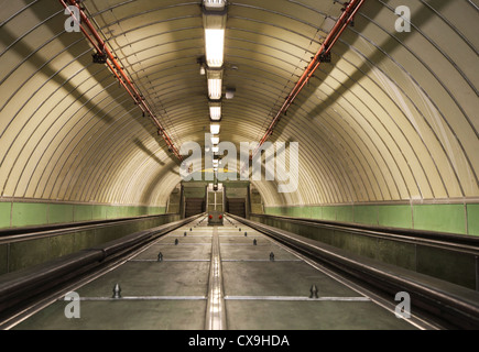 Regardant vers le bas le sud escalators Tyne tunnel des piétons et cyclistes Jarrow North East England UK Banque D'Images