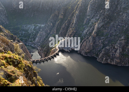 Aperçu de Aldeadavila de barrage barrage hydroélectrique de Barca de Alva sur Rio Doura sur Spanish frontière portugaise. Salamanque Banque D'Images