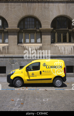 Le service postal espagnol Correos van. Banque D'Images