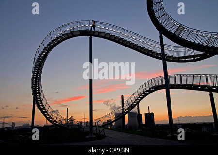 La sculpture en forme de pied, rollercoaster Tiger & Turtle - Magic Mountain et power plant à Duisburg, Allemagne Banque D'Images