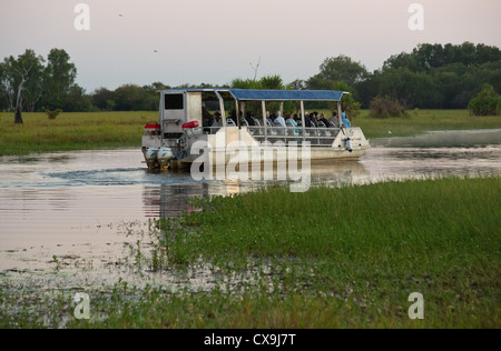 Les touristes sur une croisière sur le fleuve Jaune, le Kakadu National Park, Territoire du Nord Banque D'Images