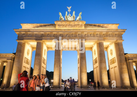 Les touristes devant la porte de Brandebourg, Berlin, Allemagne Banque D'Images