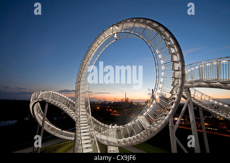 La sculpture en forme de pied, rollercoaster Tiger & Turtle - Magic Mountain et power plant à Duisburg, Allemagne Banque D'Images