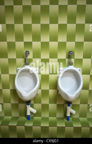 Carreaux verts à l'intérieur d'une toilettes pour hommes en Espagne. Banque D'Images