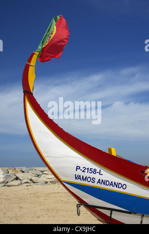 Bateau de pêche portugais battant pavillon national, le Portugal. Banque D'Images