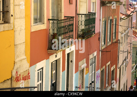 La rue en terrasses escarpées à Lisbonne, Portugal. Banque D'Images