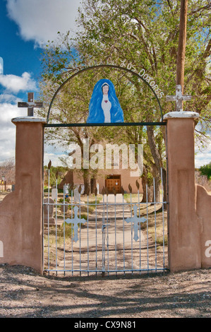 À la porte de l'église Notre Dame des Douleurs dans la région de Manzano, New Mexico, USA Banque D'Images