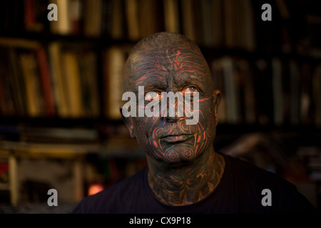 Vladimir Franz artiste tchèque compositeur de musique pour candidat à l'élection présidentielle 2013 l'élection directe, pose dans son appartement à Prague Banque D'Images