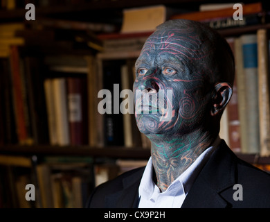 Vladimir Franz artiste tchèque compositeur de musique pour candidat à l'élection présidentielle 2013 l'élection directe, pose dans son appartement à Prague Banque D'Images