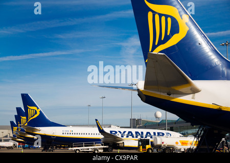 Les avions de Ryanair sur le stand avec des camions de carburant Shell Banque D'Images