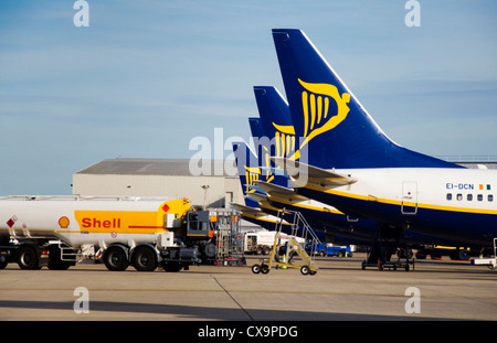 Les avions de Ryanair sur le stand avec des camions de carburant Shell Banque D'Images