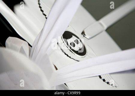 Détail de Bentley Voiture de mariage avec motif brodé sur un ruban blanc Banque D'Images