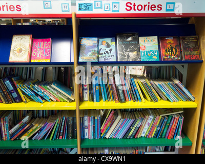 Section de fiction pour enfants dans une bibliothèque publique. Banque D'Images