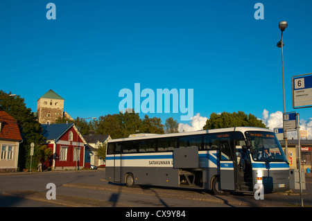 La station de bus à longue distance, avec le château en arrière-plan l'Europe Finlande Turku Banque D'Images