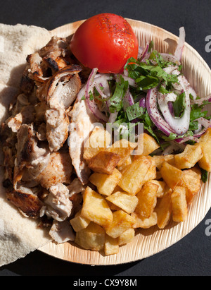 Des frites et de la salade de poulet à l'alimentation de rue Yalla Yalla Cuisine Libanaise South Bank London Banque D'Images