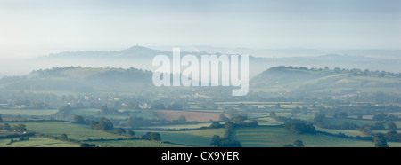 Glastonbury Tor et le Somerset Levels dans la brume du matin. Le Somerset. L'Angleterre. UK. Banque D'Images