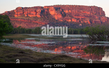 Nourlangie Rock et billabong au coucher du soleil, avec la roche se reflétant dans l'eau, le Kakadu National Park, Territoire du Nord Banque D'Images