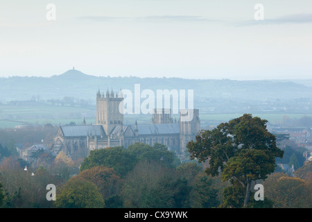 Wells Cathedral avec Tor de Glastonbury au loin. Le Somerset. L'Angleterre. UK. Banque D'Images