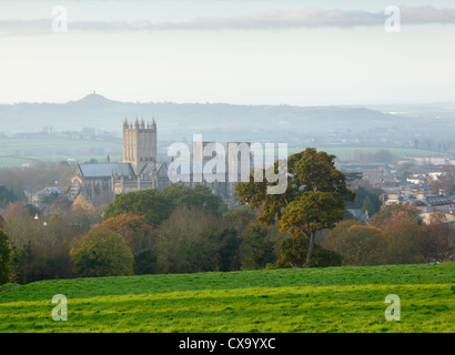 Wells Cathedral avec Tor de Glastonbury au loin. Le Somerset. L'Angleterre. UK. Banque D'Images