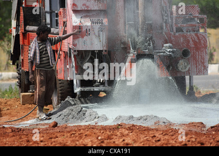 Le forage d'un alésage de l'Andhra Pradesh en Inde du Sud Banque D'Images