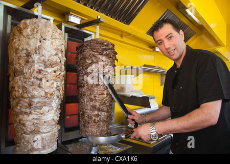 Chef cuisinier au grill kebab libanais Yalla Yalla - Cuisine l'alimentation de rue Banque D'Images