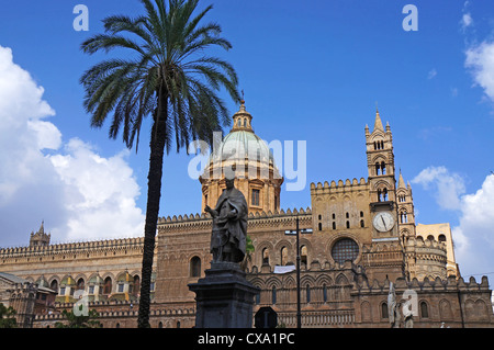 Vue de la façade de la cathédrale de Palerme en Sicile Banque D'Images