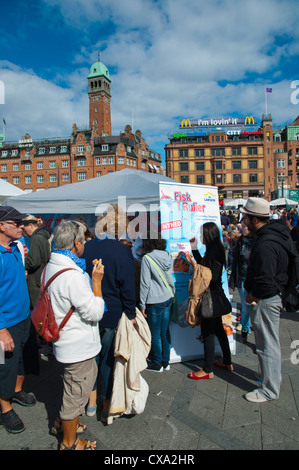 Les gens font la queue pour des sandwichs au poisson Dag Fiskens festival des fruits de mer et au marché central de la place Rådhuspladsen Copenhague Danemark Banque D'Images