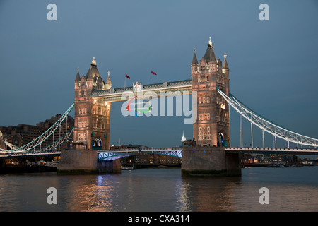 Le logo paralympique, Agitos, affichée sur le Tower Bridge pendant les Jeux Paralympiques de Londres 2012. Banque D'Images