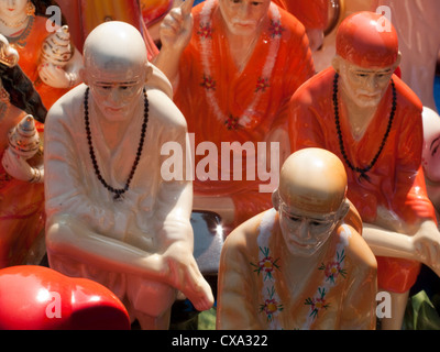 Un certain nombre de statues de la sainte Shirdi Sai Baba à vendre à Surajkund Mela dans l'Haryana en Inde, dans différents vêtements. Banque D'Images