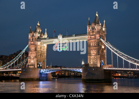 Le logo paralympique, Agitos, affichée sur le Tower Bridge pendant les Jeux Paralympiques de Londres 2012. Banque D'Images