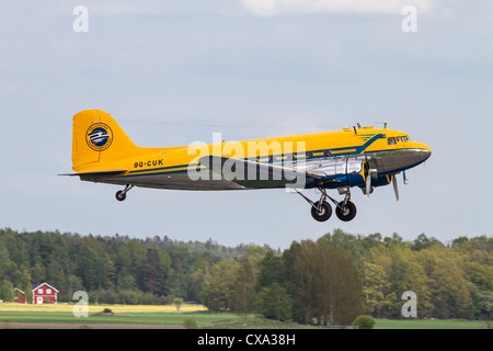 Avion DC-3 vintage taking off Banque D'Images