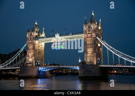 Le logo paralympique, Agitos, affichée sur le Tower Bridge pendant les Jeux Paralympiques de Londres 2012. Banque D'Images