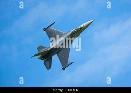Un f-16 jet figher fonctionne à un meeting aérien Banque D'Images