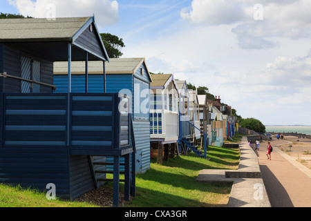 Cabines de plage en bois et de Whitstable promenade du front de mer sur la côte nord du Kent de l'estuaire de la Tamise en été. Kent Whitstable Tankerton Angleterre Royaume-uni Grande-Bretagne Banque D'Images