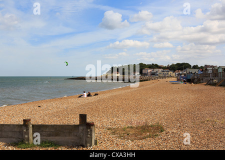 Le long de la plage de galets tranquille dans le nord du Kent resort sur la côte de l'estuaire de la Tamise à Whitstable, Kent, Angleterre, Royaume-Uni, Grande Bretagne, Banque D'Images