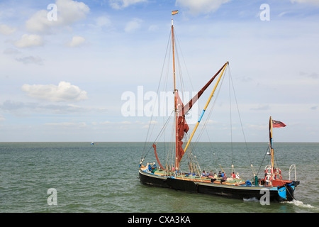 Barge à Thames traditionnel laissant Greta Harbour à traverser avec l'estuaire excursionnistes à bord sur la côte nord du Kent Whitstable England UK Banque D'Images